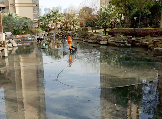 旅顺口景观池淤泥清理